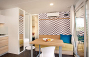 Interni moderni di una casa vacanze al Maravea Family Holiday Home, Aminess Planet Camping Maravea Resort, Croazia.