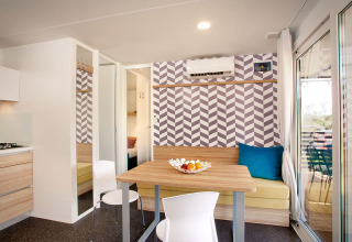 Modern ingerichte hut in Maravea Family Holiday Home, Aminess Planet Camping Maravea Resort, Kroatië.