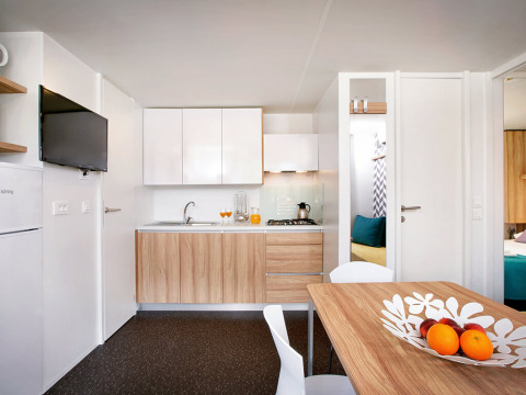 Moderne keuken en eethoek in een Maravea Family Holiday Home op Aminess Planet Camping Maravea Resort, Kroatië.