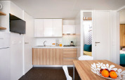 Moderne Küche und Essbereich in einem Maravea Family Holiday Home im Aminess Planet Camping Maravea Resort, Kroatien.