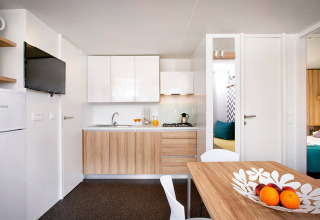 Moderne keuken en eethoek in een Maravea Family Holiday Home op Aminess Planet Camping Maravea Resort, Kroatië.