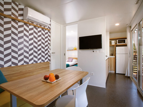 Moderne inrichting in Maravea Family Holiday Home, Aminess Planet Camping Maravea Resort, Kroatië.