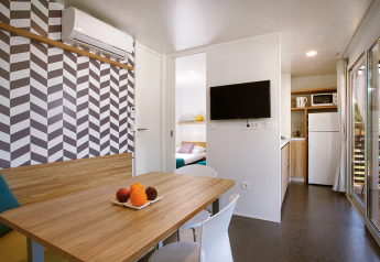 Interior moderno de la cabaña Maravea Family Holiday Home en Aminess Planet Camping Maravea Resort, Croacia.