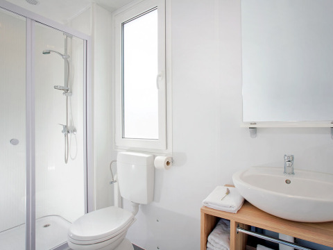 Moderne badkamer met douche, toilet, lavabo en spiegel bij Maravea Family Holiday Home in Kroatië.