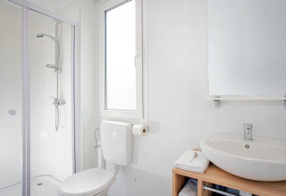 Moderne badkamer met douche, toilet, lavabo en spiegel bij Maravea Family Holiday Home in Kroatië.