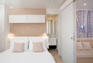 Lichte moderne slaapkamer in Marina Home, Valamar Camping Marina Kroatië, met tweepersoonsbed en stijlvolle inrichting.