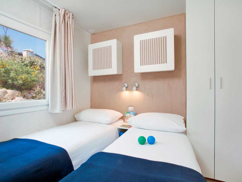 Kamer in Marina Home bij Valamar Camping Marina, Kroatië, met twee eenpersoonsbedden en natuurzicht.