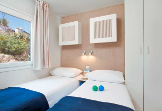 Kamer in Marina Home bij Valamar Camping Marina, Kroatië, met twee eenpersoonsbedden en natuurzicht.