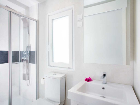 Moderne badkamer in Marina Home bij Valamar Camping Marina, Kroatië, met douche, toilet en groot wastafel.