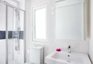 Moderne badkamer in Marina Home bij Valamar Camping Marina, Kroatië, met douche, toilet en groot wastafel.