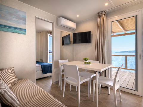 Lichte woonkamer in Marina Home Spectacular seaview, Valamar Camping Marina, met zeezicht in Kroatië.