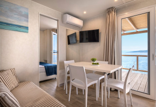 Lichte woonkamer in Marina Home Spectacular seaview, Valamar Camping Marina, met zeezicht in Kroatië.
