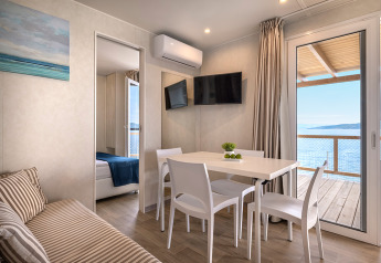 Lys stue i Marina Home Spectacular seaview, Valamar Camping Marina, med udsigt over havet i Kroatien.