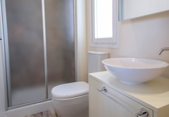Salle de bain moderne avec douche, toilettes et vasque au Park Riviera, Camping Park Umag, Croatie.