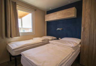 Chambre au Park Riviera «2 chambres» du camping Park Umag en Croatie, avec deux lits simples et mobilier moderne.