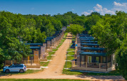 Righe di moderne casette tra alberi verdi al Park Riviera «Adria Garden» presso il Campsite Park Umag, Croazia.