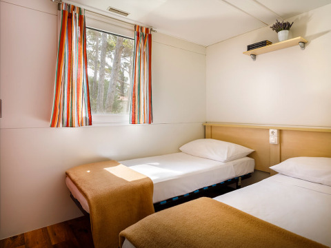 Habitación doble en Padova Home, Valamar Camping Padova, Croacia, con camas individuales y ventana amplia.