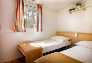 Habitación doble en Padova Home, Valamar Camping Padova, Croacia, con camas individuales y ventana amplia.