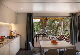 Moderne køkken og spiseområde i Padova Suite på Valamar Camping Padova, med udsigt til træbeklædt terrasse.