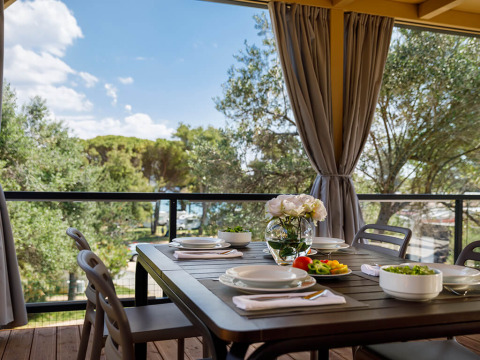Udsigt fra Padova Suite på Valamar Camping Padova med hyggelig udendørs spiseplads og natur omkring.