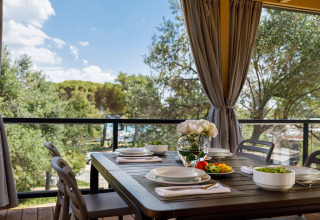 Udsigt fra Padova Suite på Valamar Camping Padova med hyggelig udendørs spiseplads og natur omkring.