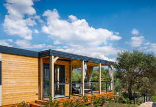 Udendørs billede af en moderne træ-lodge med overdækket terrasse på Valamar Camping Padova i Kroatien