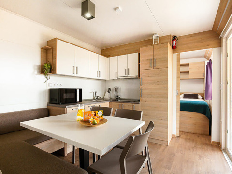 Modern ingerichte keuken en eethoek in het Sunny Beach Home-lodge bij Valamar Camping Baška, Kroatië.