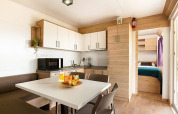 Moderne keuken en eethoek in het Sunny Beach Home-lodge bij Valamar Camping Baška, Kroatië.