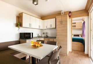 Modern ingerichte keuken en eethoek in het Sunny Beach Home-lodge bij Valamar Camping Baška, Kroatië.