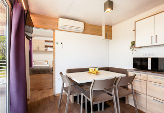 Interieur van een modern eet- en keukengedeelte in Sunny Beach Home te Valamar Camping Baška, Kroatië.