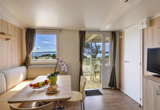 Lichte leefruimte in Krk Home-lodge bij Valamar Camping Krk, Kroatië, met terras en zeezicht.