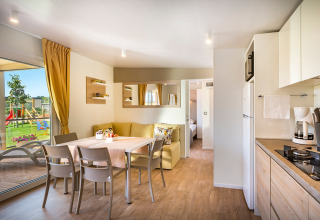 Moderne woonkamer en keuken bij Bella Vista Home, Valamar Camping Krk, met terraszicht in Kroatië.