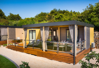 Bella Vista Home lodge bij Valamar Camping Krk in Kroatië, moderne accommodatie omgeven door natuur.