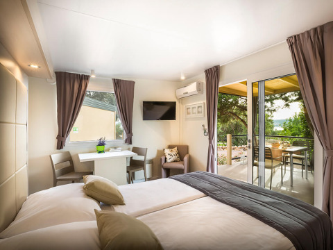Moderne indretning af et Bella Vista Chalet på Valamar Camping Krk i Kroatien med udsigt til terrasse.