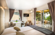 Modern interieur van het Bella Vista Chalet bij Valamar Camping Krk in Kroatië, met terras en uitzicht.