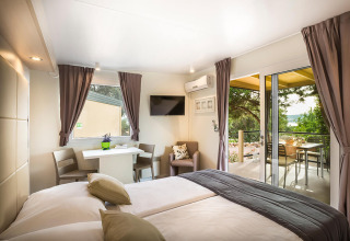 Moderne indretning af et Bella Vista Chalet på Valamar Camping Krk i Kroatien med udsigt til terrasse.