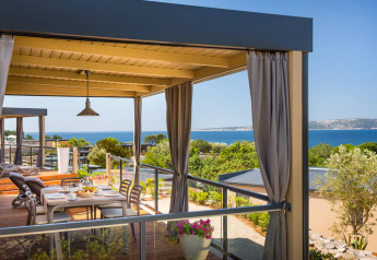 Overdekt terras bij Bella Vista Home Spectacular view op Valamar Camping Krk in Kroatië, zeezicht.