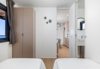 Lodge moderne Camping Home « Sea View » au camping Arena Stupice en Croatie, vue mer depuis la chambre.