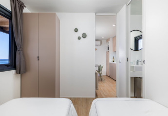 Lodge moderno Camping Home «Sea View» al Campeggio Arena Stupice in Croazia, vista mare dalla camera.