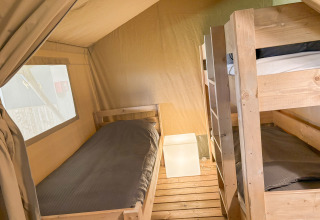 Innenansicht eines Safari-Zeltes auf dem Campingplatz de Boerenzwaluw in den Niederlanden mit Betten.