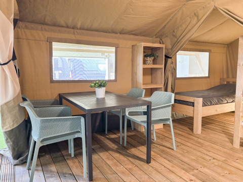 Innenansicht eines Safarizeltes auf Campingplatz de Boerenzwaluw in den Niederlanden mit Möbeln.