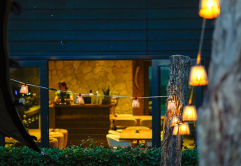 Glamping-Unterkunft mit stimmungsvoller Lichterkette und Blick ins einladende, beleuchtete Innere.