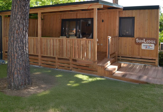 Mobil-home en bois SunLodge Catalpa au camping Village Marina di Venezia, Italie, avec terrasse et pelouse.