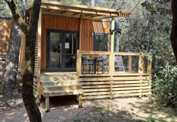 Cabaña Homeflower Premium 18m² con terraza en medio del bosque en Flower Camping La Sagne, Francia.