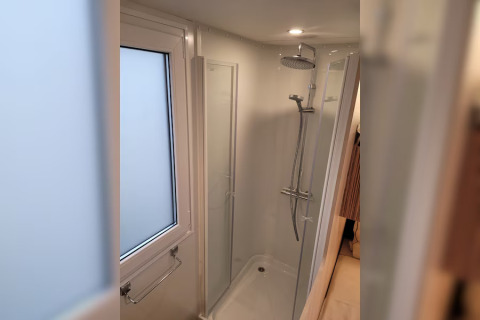 Shower room with window in SunLodge Mobile Home Katsura at Campsite Pra'delle Torri, Italy.