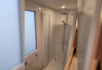 Shower room with window in SunLodge Mobile Home Katsura at Campsite Pra'delle Torri, Italy.