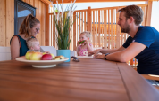 Familia disfrutando en la terraza del SunLodge Mobile Home Catalpa del Camping Village Marina di Venezia, Italia.