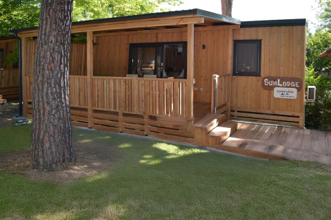 Exterior view of SunLodge Mobile Home Catalpa at Campsite Village Marina di Venezia in Italy.