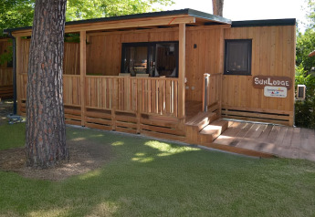Vista exterior de SunLodge Mobile Home Catalpa en el Camping Village Marina di Venezia, Italia.