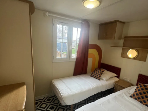 Chambre avec deux lits simples dans un Premium Mobile Home au Camping Les Franquettes, France, décoration rétro.